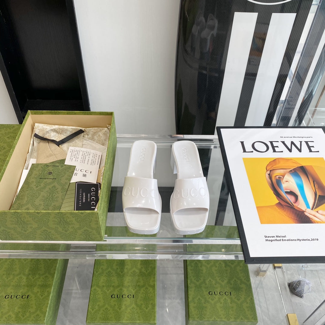 SANDAL GG WOMEN'S RUBBER SLIDE SANDAL WHITE 624730 J8700 9022