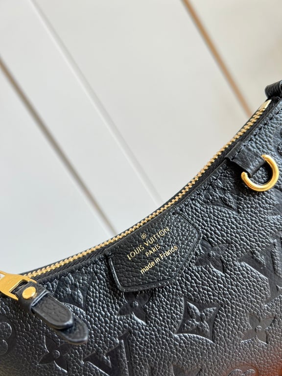 LUV EASY POUCH ON STRAP 19CM BLACK