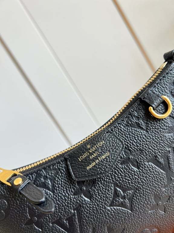 LUV EASY POUCH ON STRAP 19CM BLACK