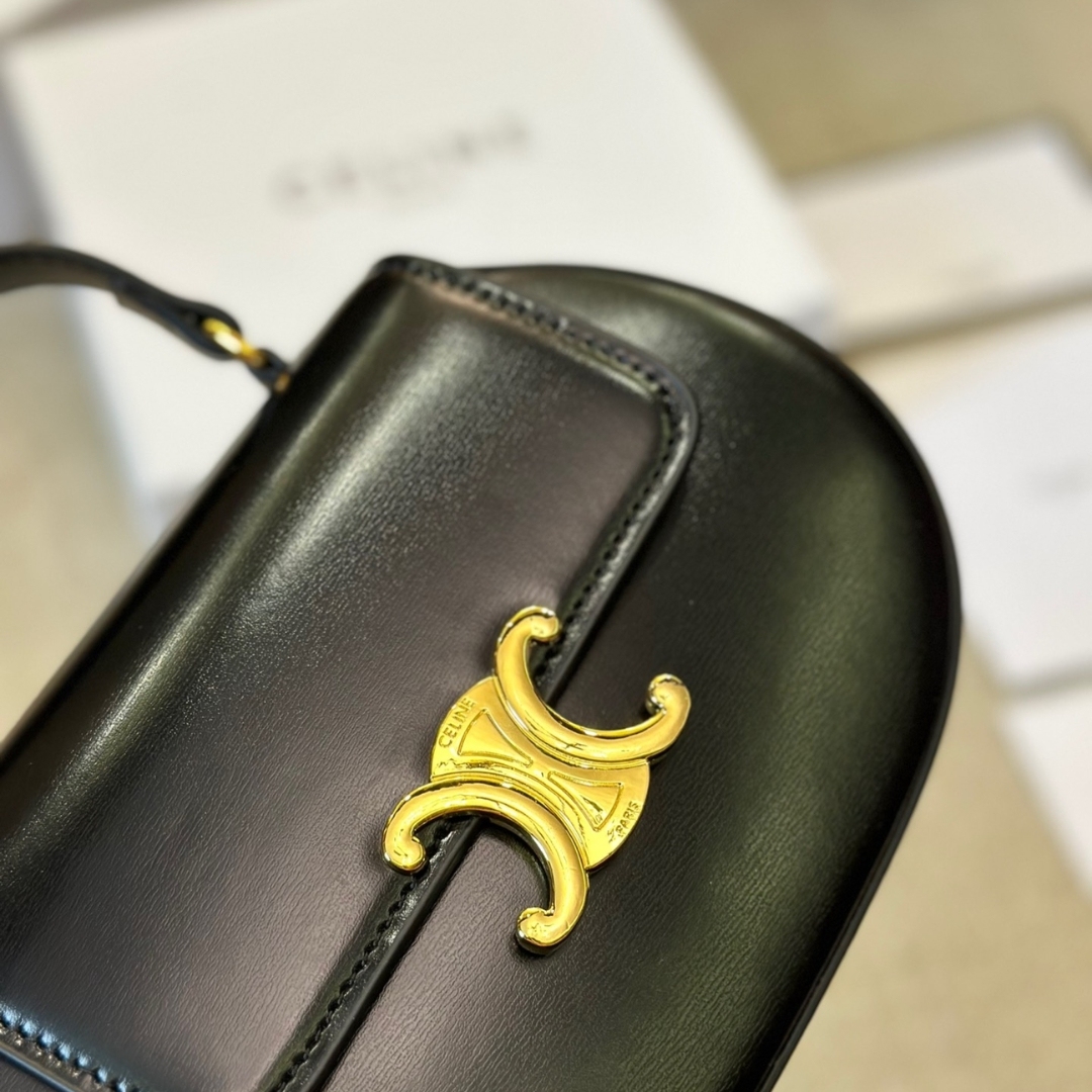 CE BESACE CLEA SQUARE FLAP BAG IN SHINY CALFSKIN BLACK 20CM