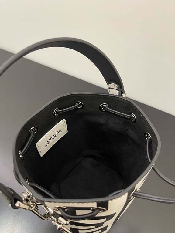 FD MON TRESOR BUCKET BAG BLACK WHITE 18CM