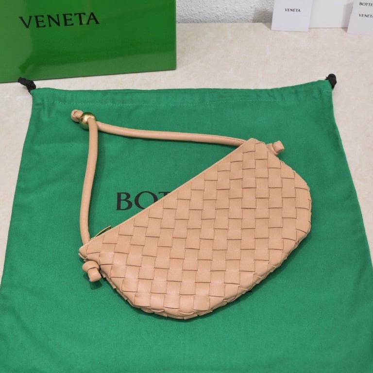 BOTTEGA VENETA MEDIUM TURN POUCH IN INTRECCIATO BEIGE LEATHER