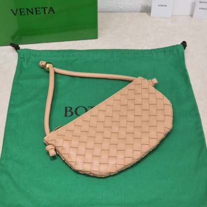 BOTTEGA VENETA MEDIUM TURN POUCH IN INTRECCIATO BEIGE LEATHER