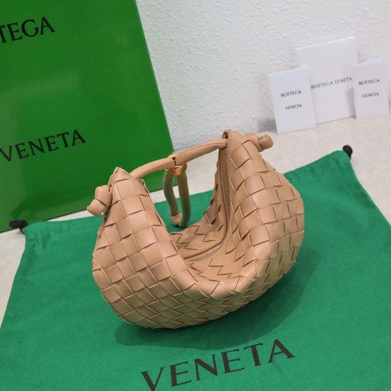 BOTTEGA VENETA MEDIUM TURN POUCH IN INTRECCIATO BEIGE LEATHER