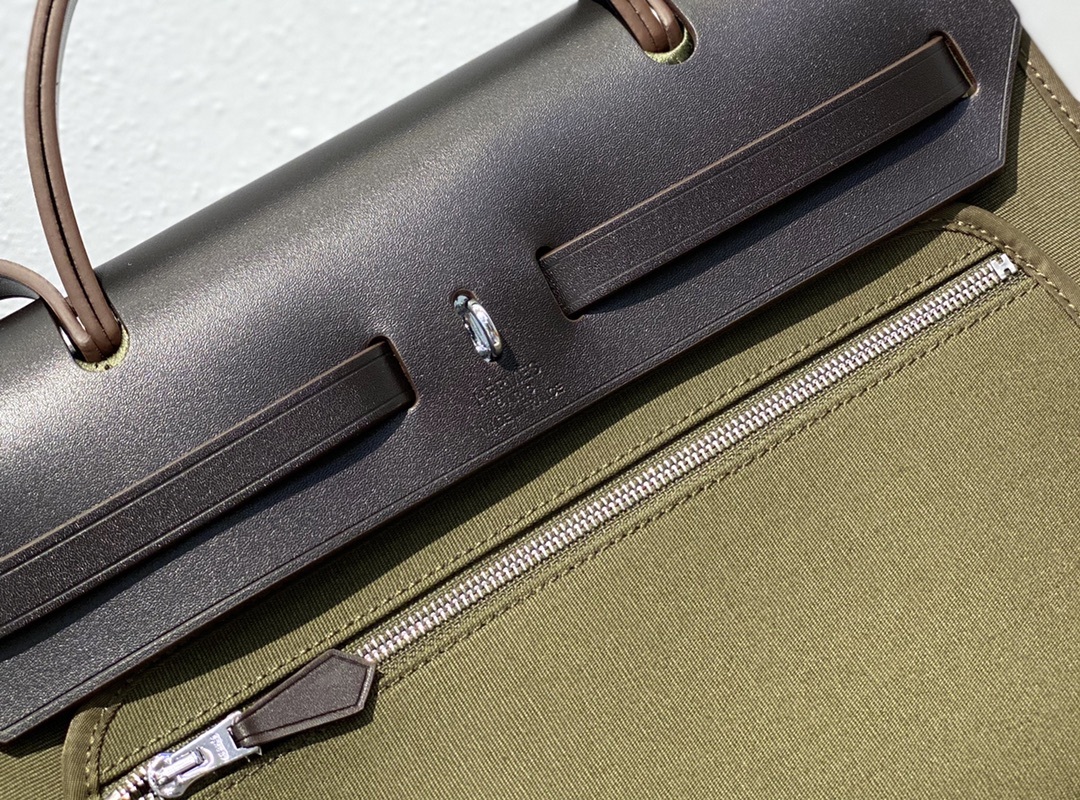 HM HERBAG ZIP 31 BAG PALLADIUM HARDWARE KHAKI 31CM