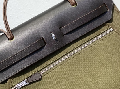 HM HERBAG ZIP 31 BAG PALLADIUM HARDWARE KHAKI 31CM