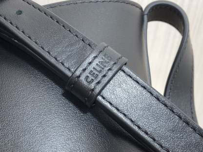 CE BLACK CUIR TRIOMPHE IN SMOOTH CALFSKIN BAG BUCKET