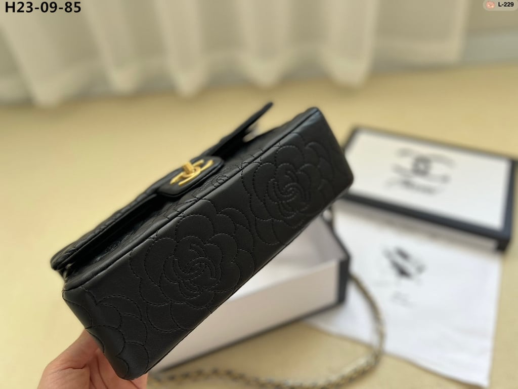 CHL FLAP BAG WITH CAMELLIA FLOWER CHAIN BLACK 26CM