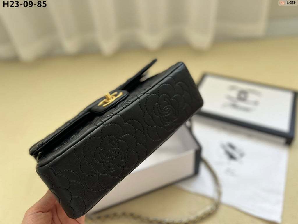 CHL FLAP BAG WITH CAMELLIA FLOWER CHAIN BLACK 26CM