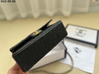 CHL FLAP BAG WITH CAMELLIA FLOWER CHAIN BLACK 26CM