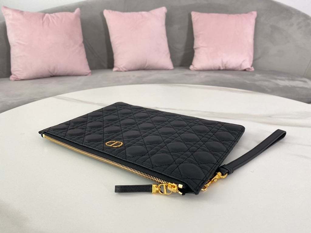 dir LARGE CARO DAILY POUCH BLACK S5086UWHC_M900