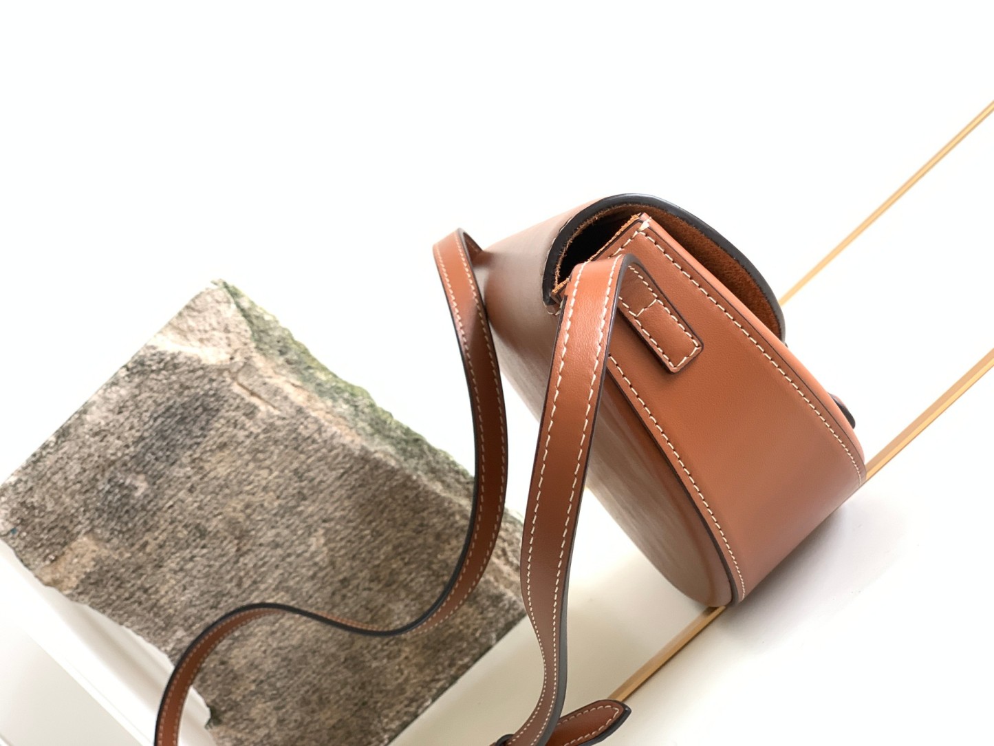 CE BESACE CUIR TRIOMPHE IN SMOOTH CALFSKIN TAN 111233DU304LU