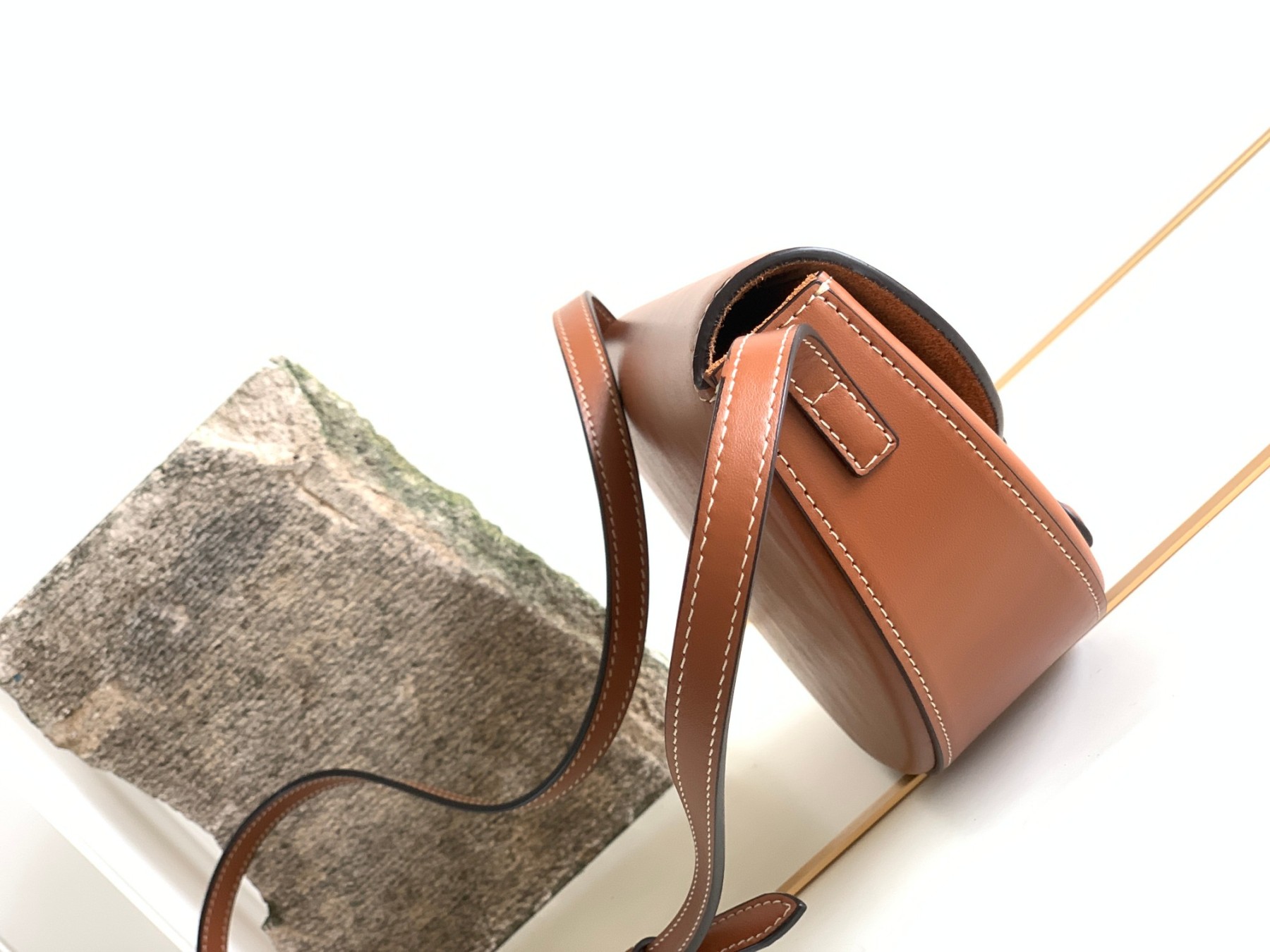 CE BESACE CUIR TRIOMPHE IN SMOOTH CALFSKIN TAN 111233DU304LU