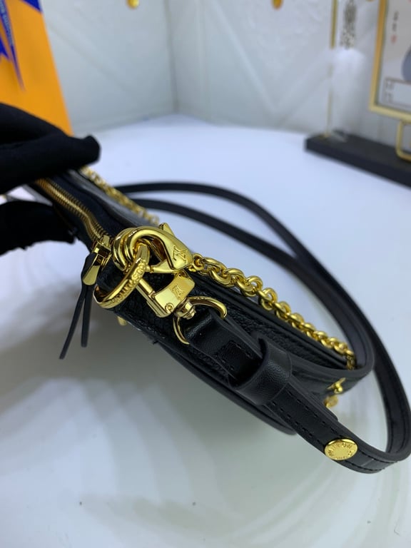 LUV EASY POUCH ON STRAP BLACK 19CM