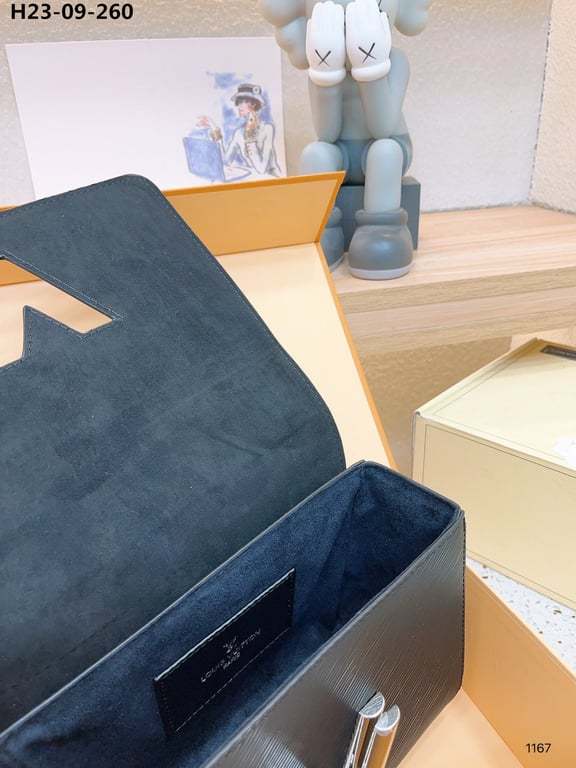 LUV TWIST MM BAG BLACK 23CM M21110