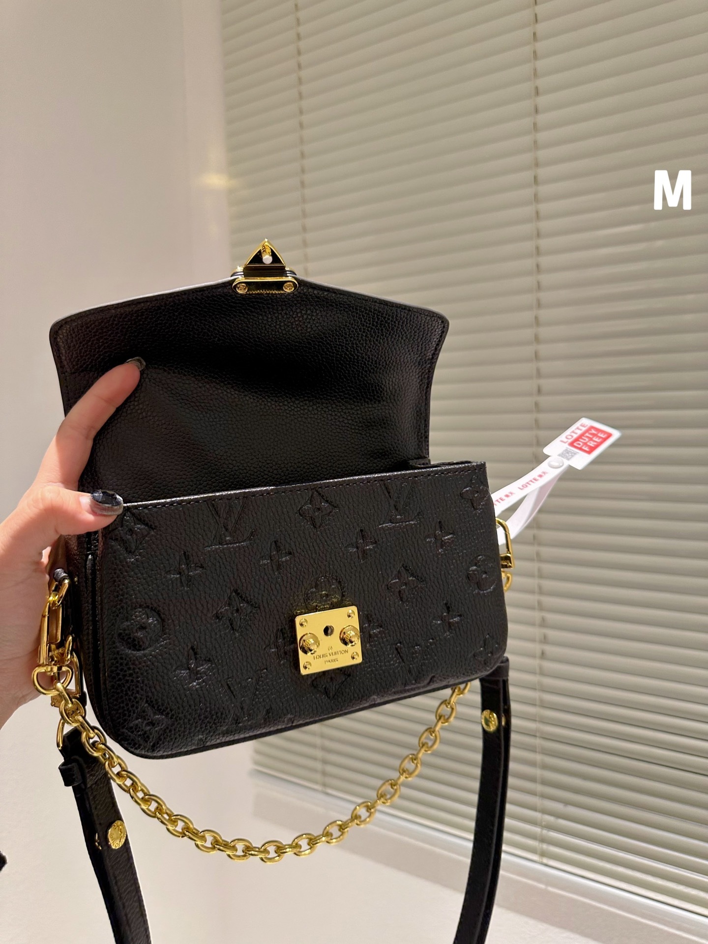 LV MICRO MÉTIS BLACK WITH GOLD CHAIN 22CM M41487