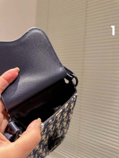 DIR SADDLE VERTICAL POUCH WITH STRAP OBLIQUE JACQUARD AND DARK BLUE GRAINED CALFSKIN 11CM HIGH QUALITY