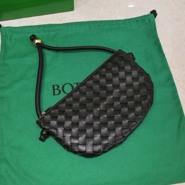 BOTTEGA VENETA MEDIUM TURN POUCH IN INTRECCIATO BLACK LEATHER