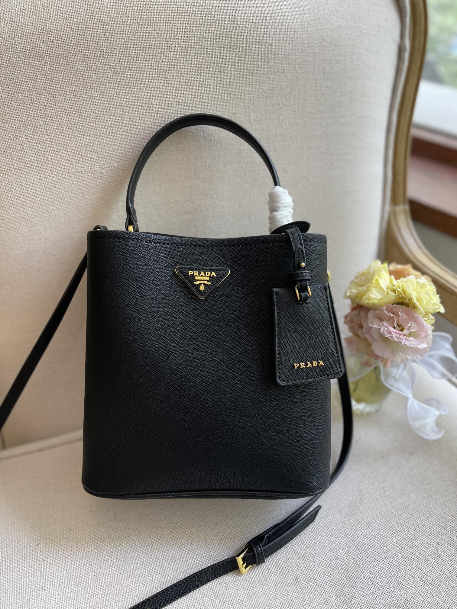 PR MEDIUM SAFFIANO LEATHER PANIER BAG BLACK 1BA2122ERXF0LJ4VOOO