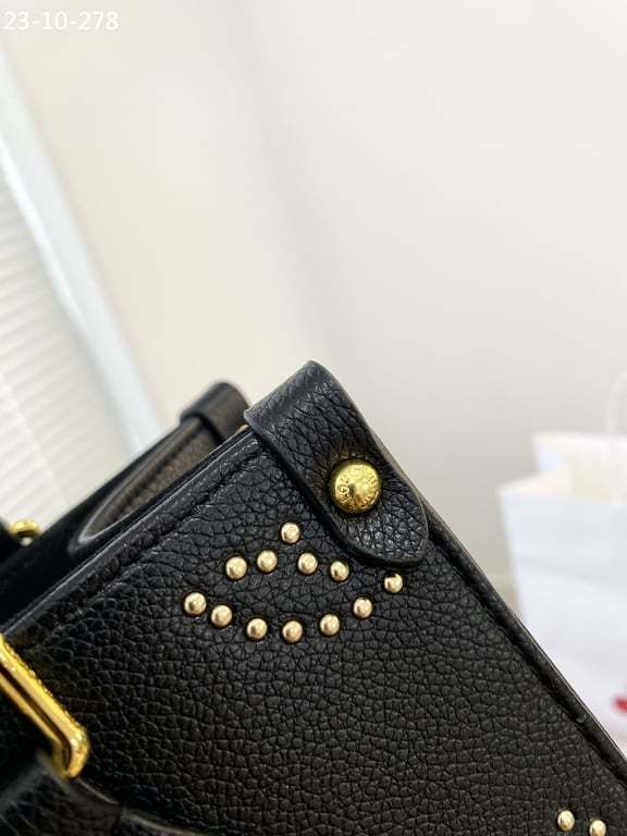 LUV ONTHEGO PM BAG BLACK 25CM M46733