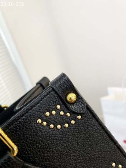 LUV ONTHEGO PM BAG BLACK 25CM M46733