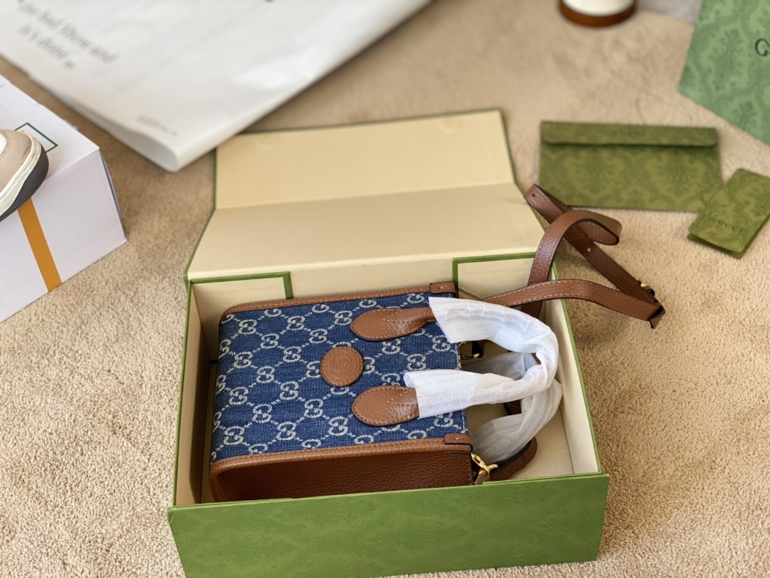 GG MINI TOTE BAG WITH INTERLOCKING G SUPREME CANVAS 671623 2KQGT 8375