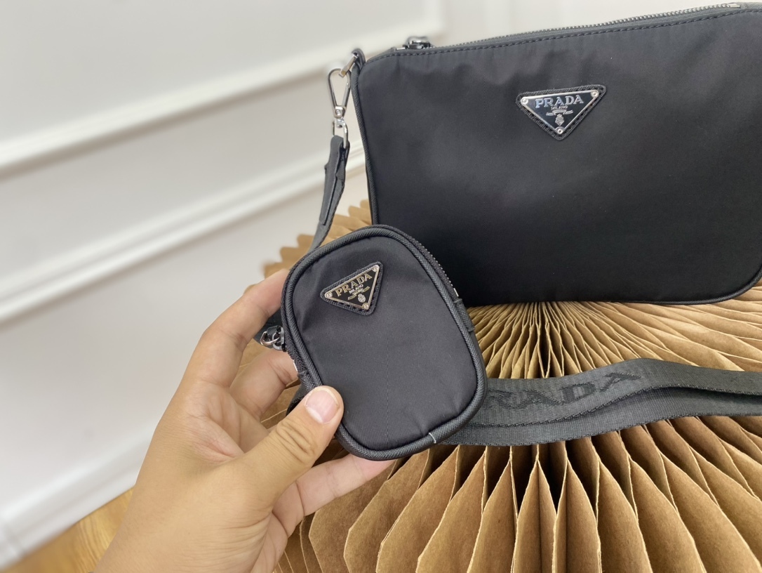 PR RE-EDITION 2000 RE-NYLON SHOULDER BAG 1BH046R064F0002VW11