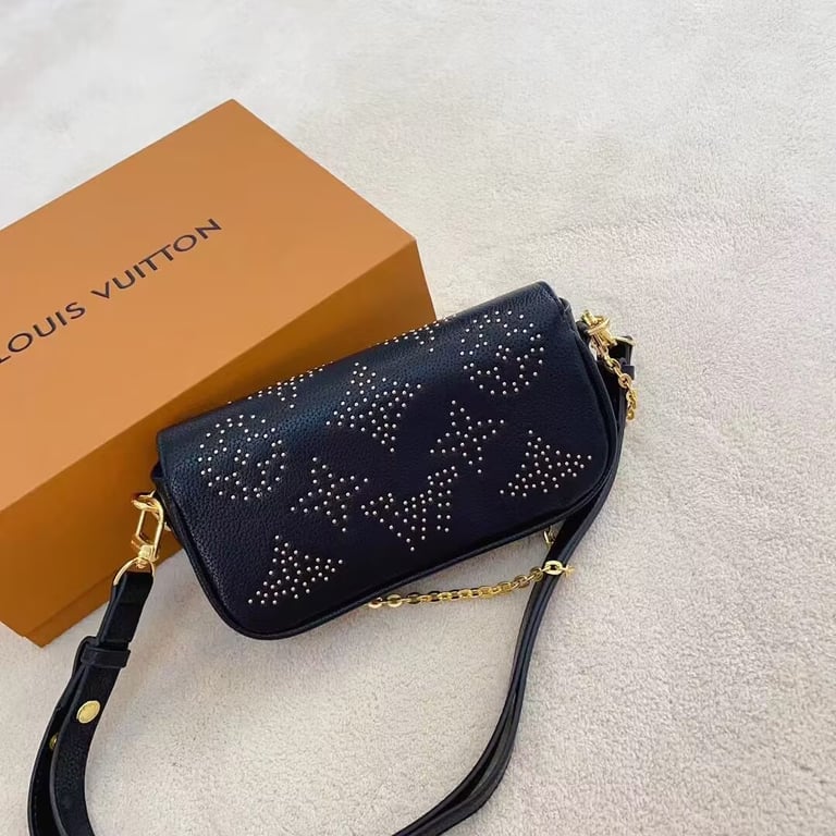 LUV WALLET ON CHAIN IVY BLACK 22CM M82653