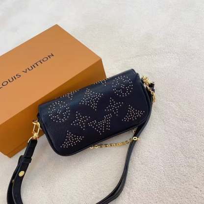 LUV WALLET ON CHAIN IVY BLACK 22CM M82653