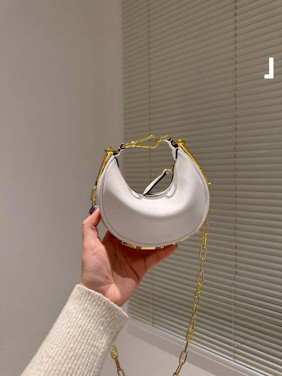 FD NANO GRAPHY WHITE LEATHER CHARM 19CM