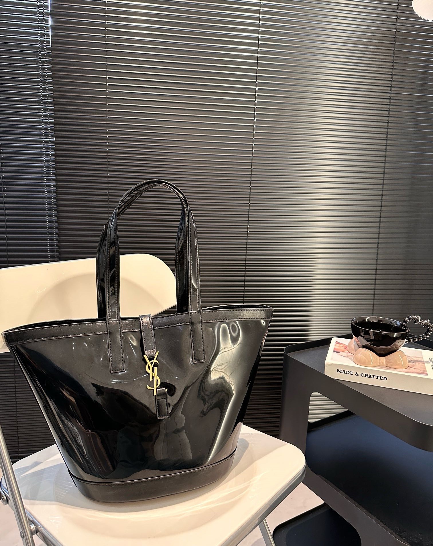 YSL PANIER MEDIUM IN VINYL AND SHINY LEATHER BLACK 28CM 773697FAC0X3055