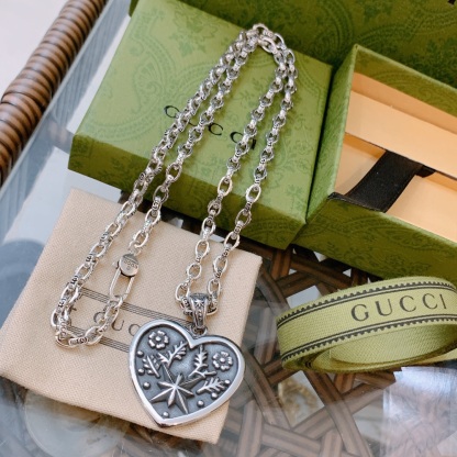 GG HEART NECKLACE