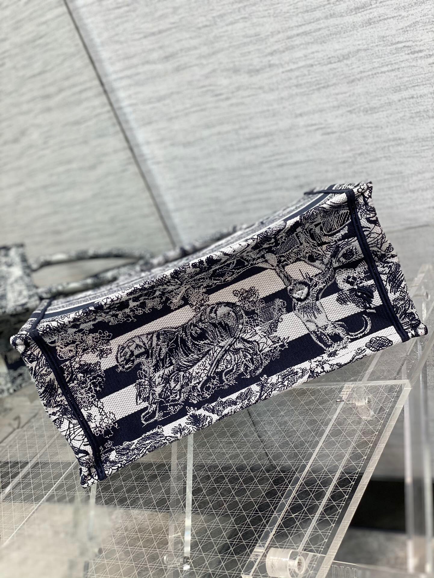 DOR MEDIUM BOOK TOTE NAVY BLUE TOILE DE JOUY STRIPES EMBROIDERY 36CM M1296ZRLP M928