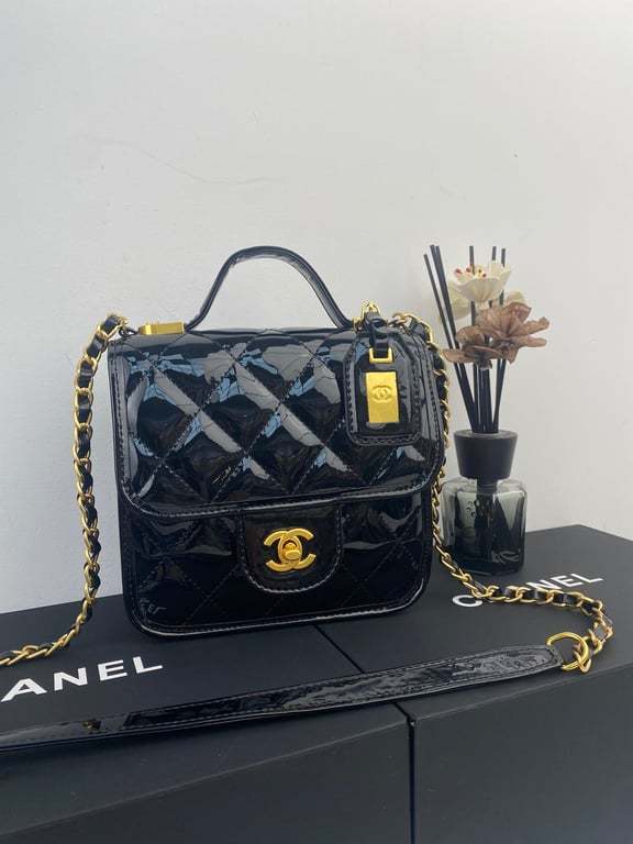 CHL SMALL FLAP BAG WITH TOP HANDLE BLACK AS3652
