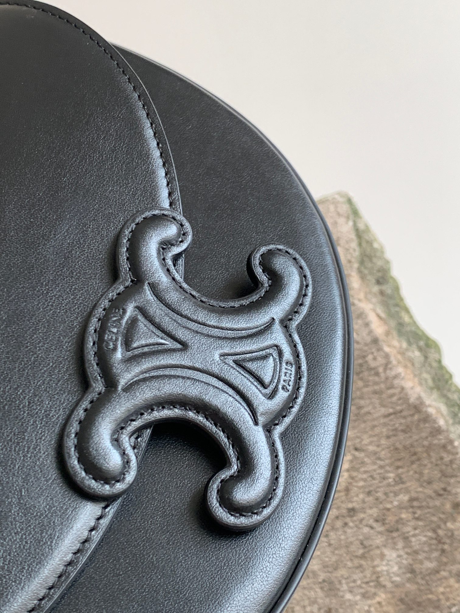 CE BESACE CUIR TRIOMPHE IN SMOOTH CALFSKIN BLACK