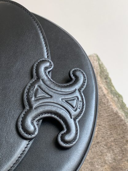 CE BESACE CUIR TRIOMPHE IN SMOOTH CALFSKIN BLACK