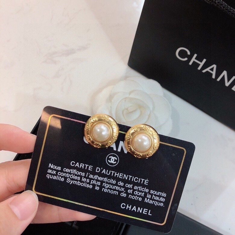 CC BUTTON GOLD EARRINGS
