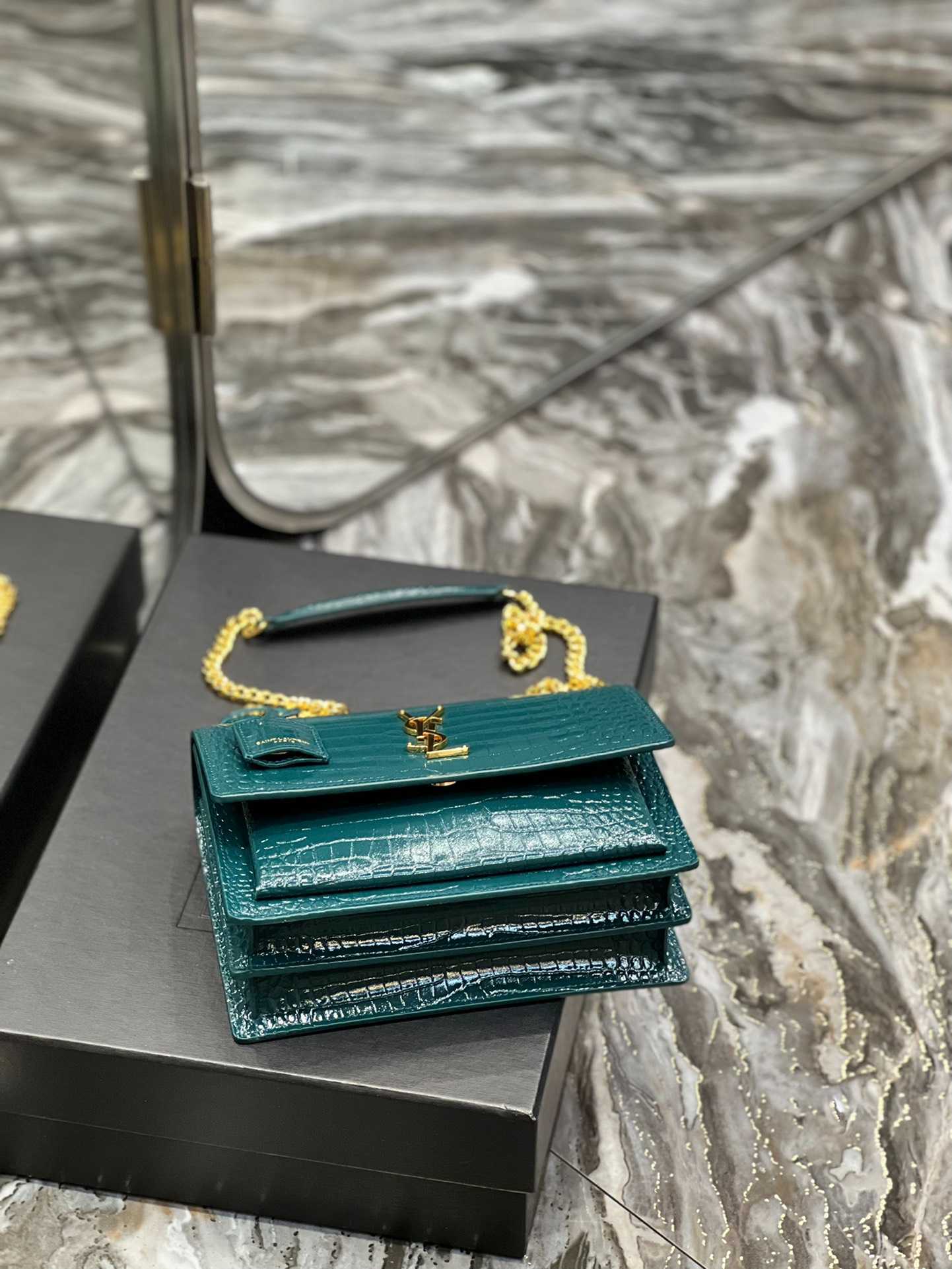 YSL SUNSET MEDIUM CHAIN BAG IN CROCODILE-EMBOSSED SHINY LEATHER MINT 442906DND0J3144