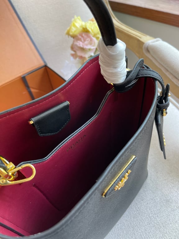 PR MEDIUM SAFFIANO LEATHER PANIER BAG BLACK 1BA2122ERXF0LJ4VOOO