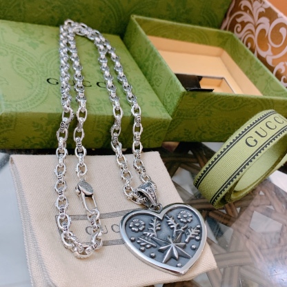 GG HEART NECKLACE