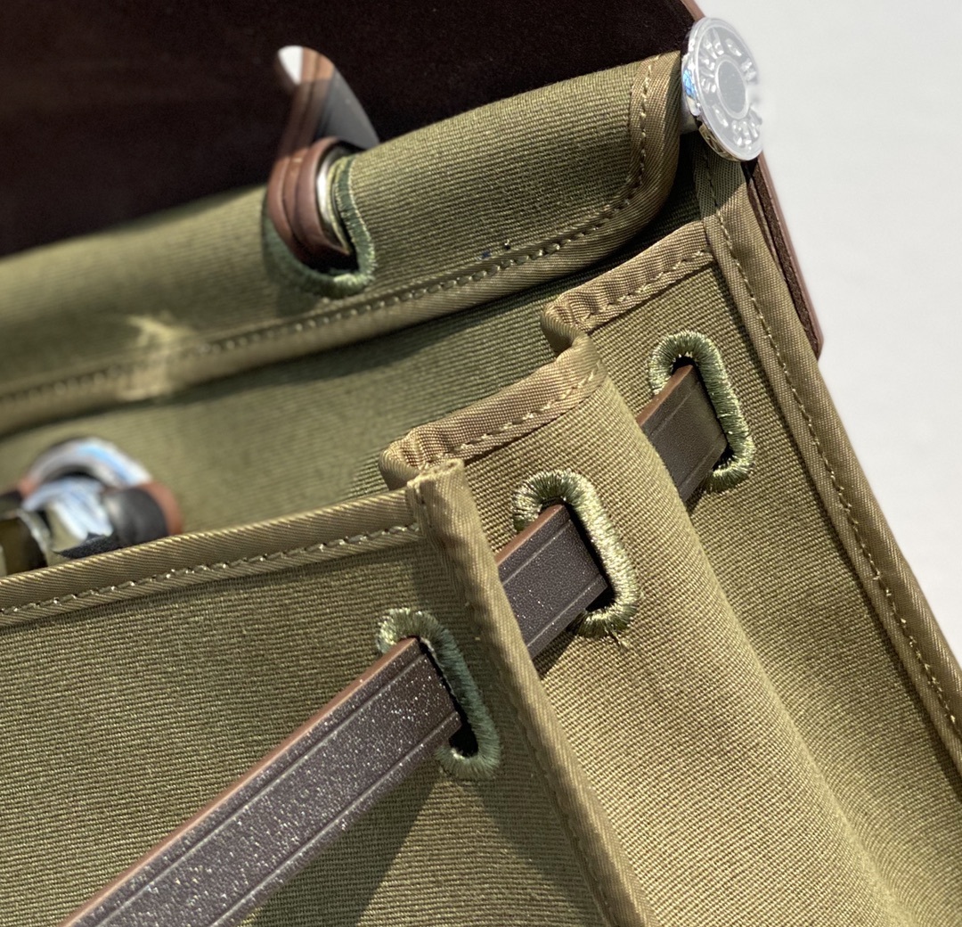 HM HERBAG ZIP 31 BAG PALLADIUM HARDWARE KHAKI 31CM