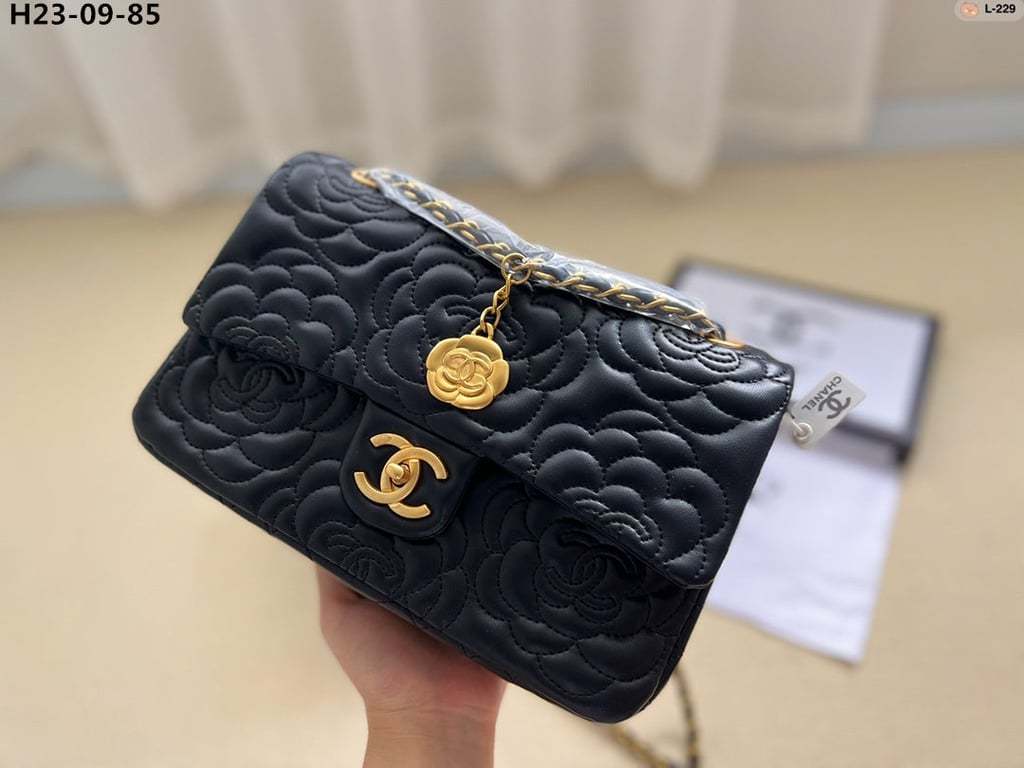 CHL FLAP BAG WITH CAMELLIA FLOWER CHAIN BLACK 26CM