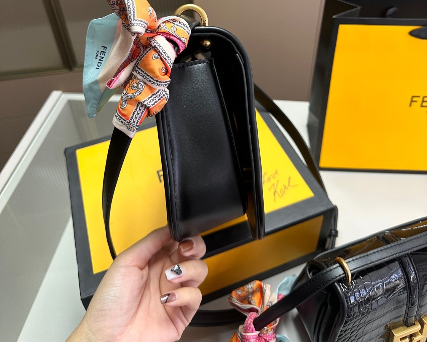 FD C’MON MEDIUM CROCODILE AND LEATHER BAG BLACK 25CM 8BT366AQ18F04TX