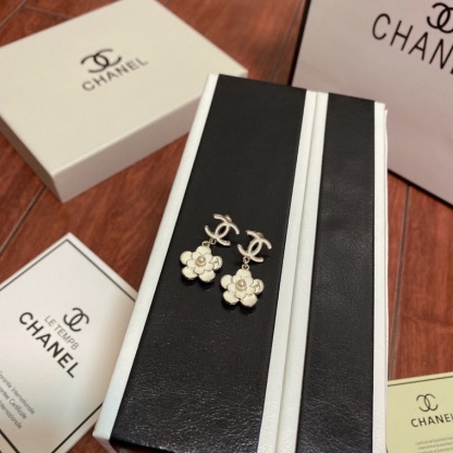 CC FLOWER WHITE EARRINGS