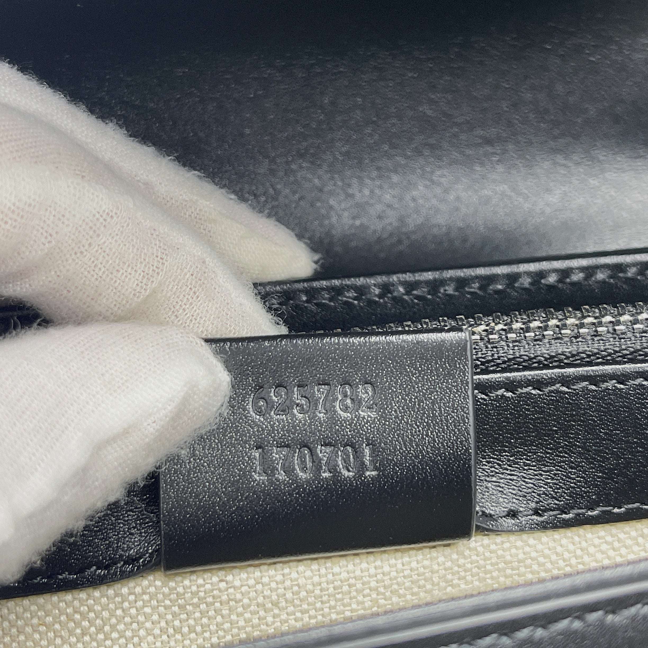 gg Embossed Messenger Bag Black gg Embossed For Men 8.1in/20.5cm gg 625782 1W3AN 1000465