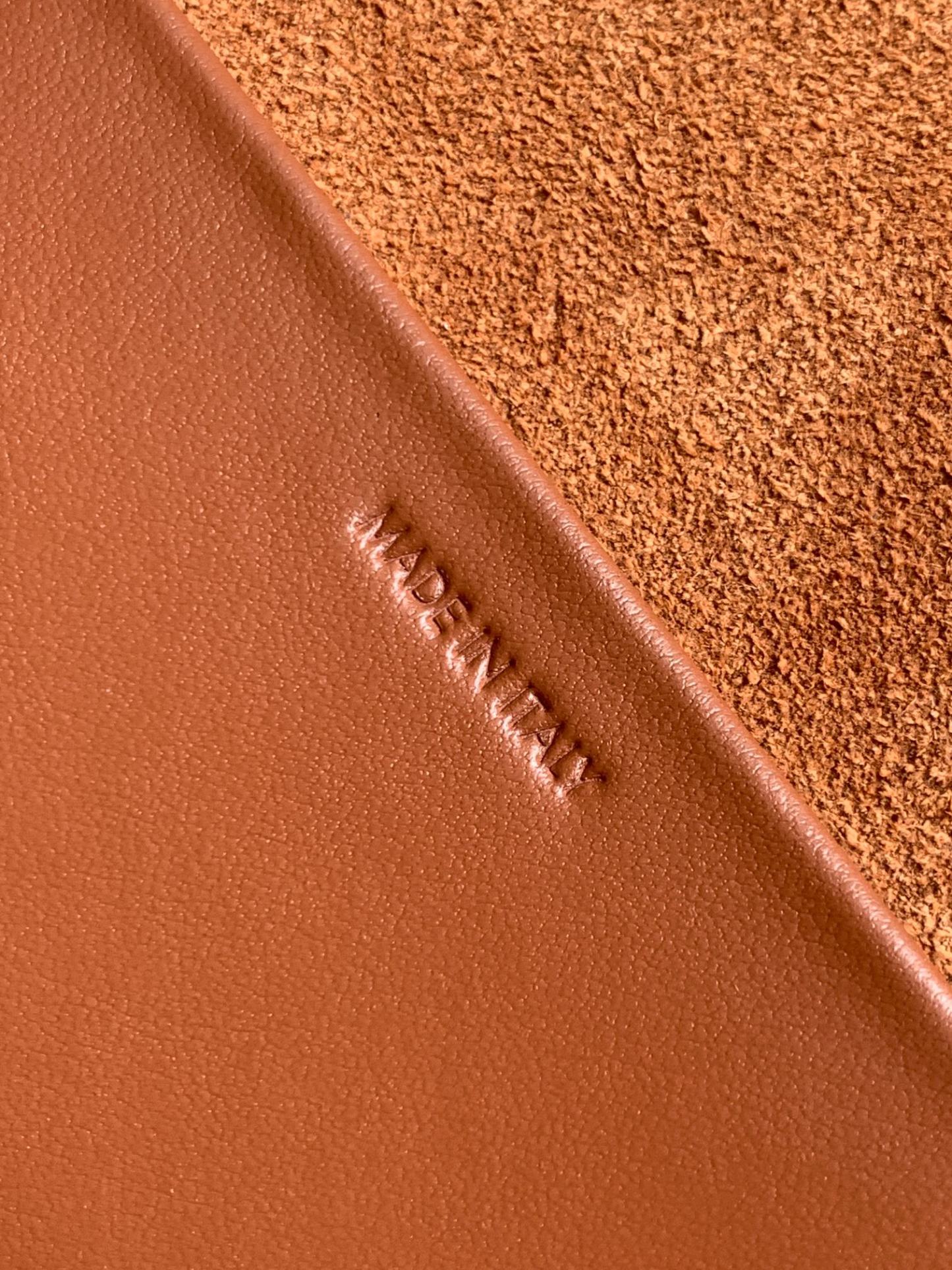 CE BESACE CUIR TRIOMPHE IN SMOOTH CALFSKIN TAN 111233DU304LU