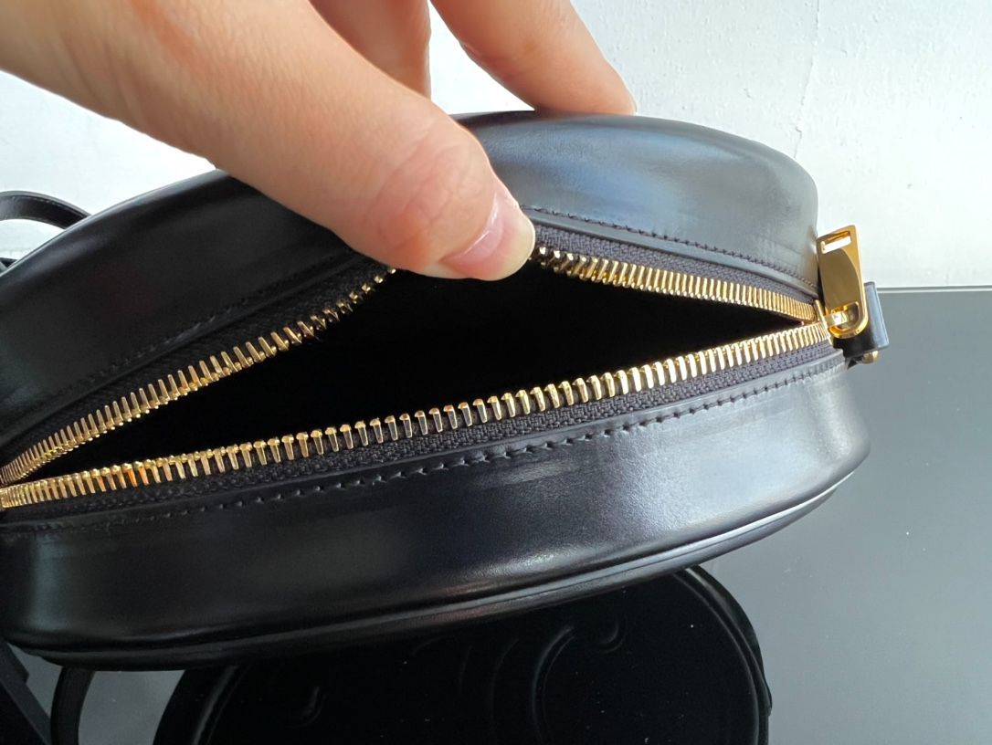 CE CROSSBODY OVAL PURSE CUIR TRIOMPHE IN SMOOTH CALFSKIN BLACK 10I703DPQ38NO