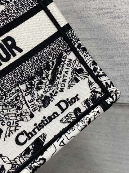 DIR MEDIUM BOOK TOTE WHITE AND BLACK PLAN DE PARIS EMBROIDERY 36CM