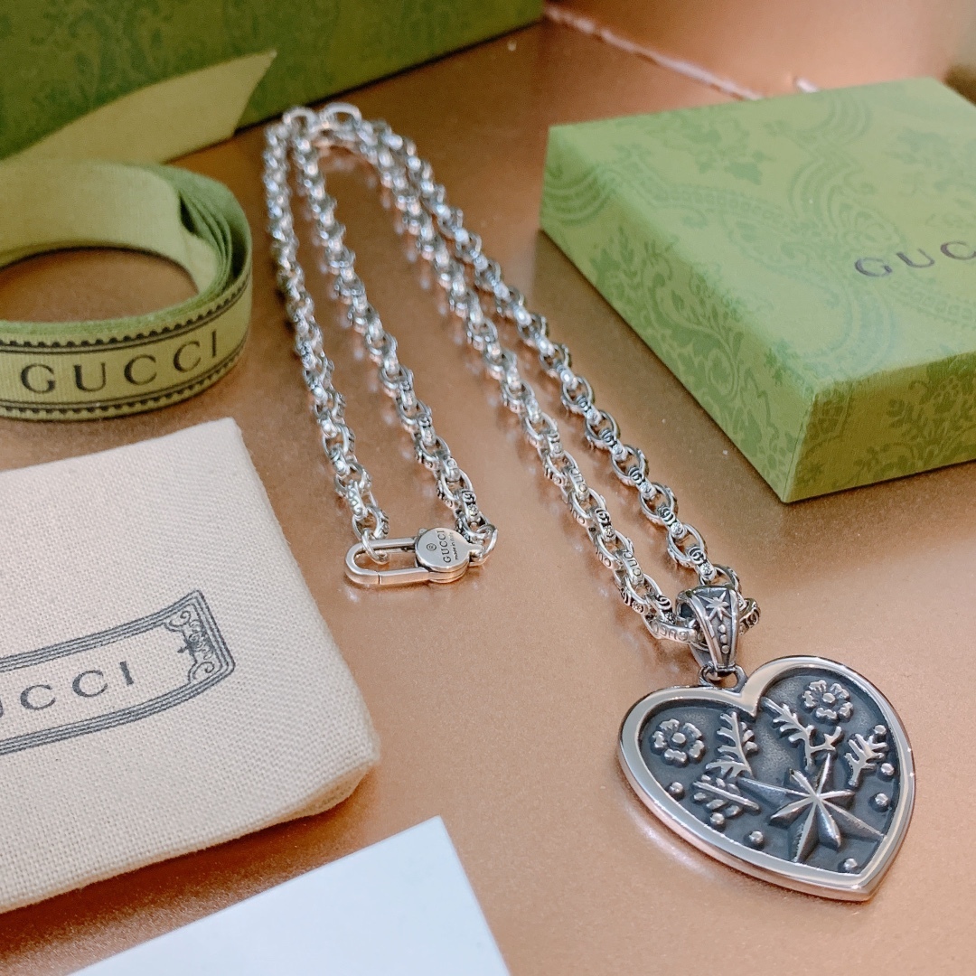 GG HEART NECKLACE