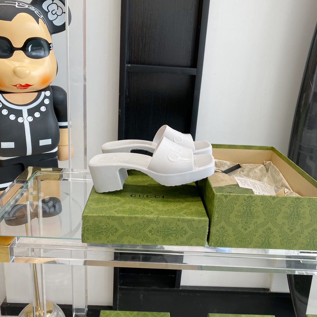 SANDAL GG WOMEN'S RUBBER SLIDE SANDAL WHITE 624730 J8700 9022